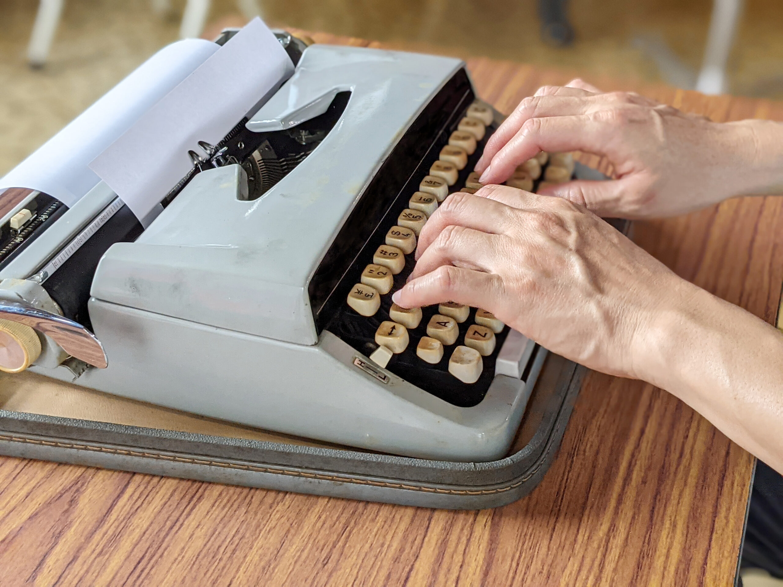 古いタイプライターで文字を入力するの写真フリー素材