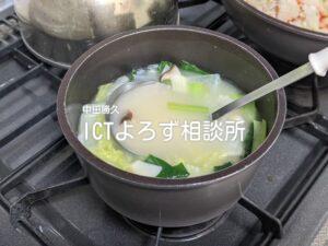 Stock Photos for 白菜、ちんげん菜、きのこのスープとおたま（調理中）